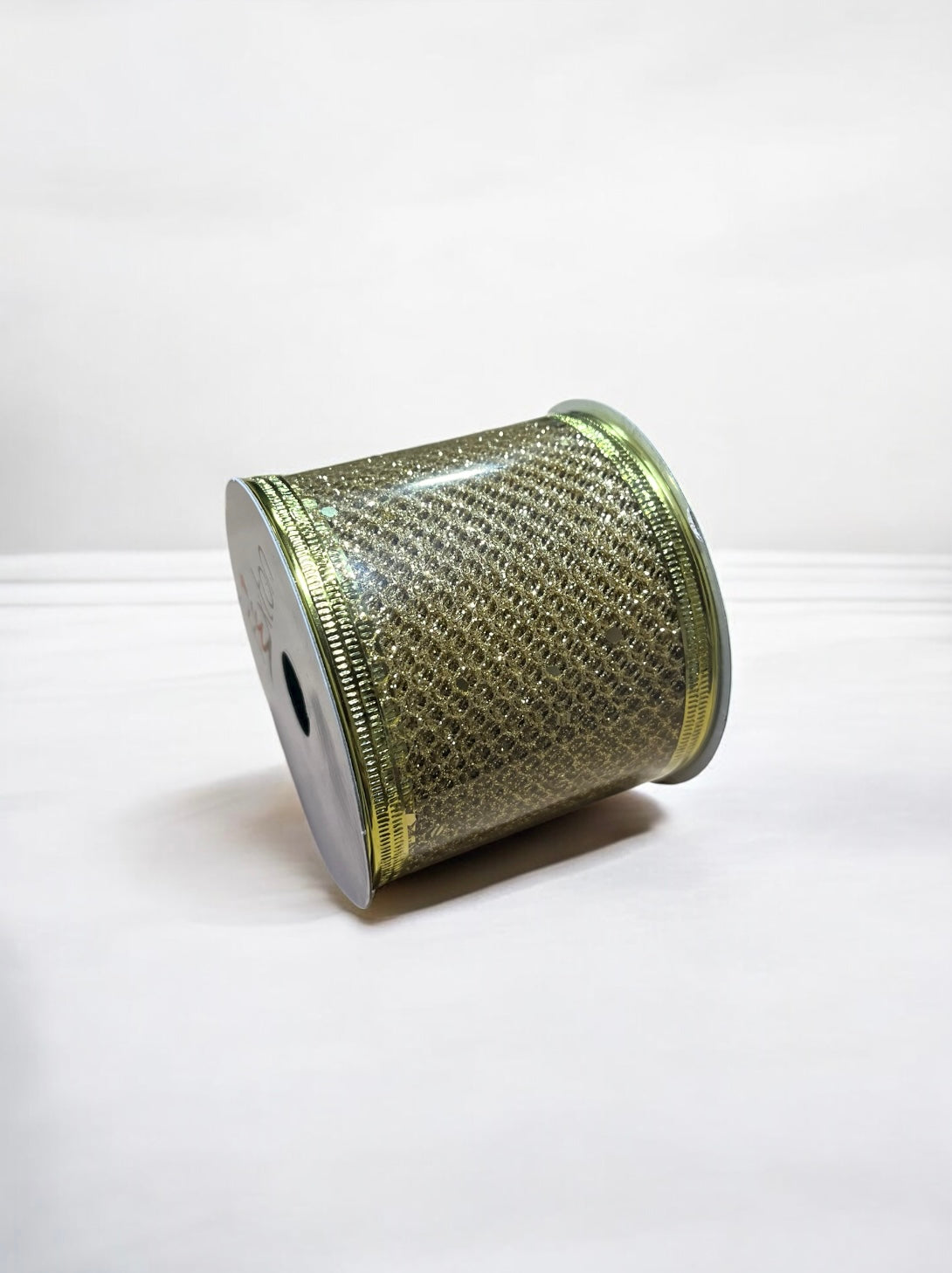 Cinta navideña alambrada dorada con grabado perforado 6.5cm x 9.15m (TCH01599G)