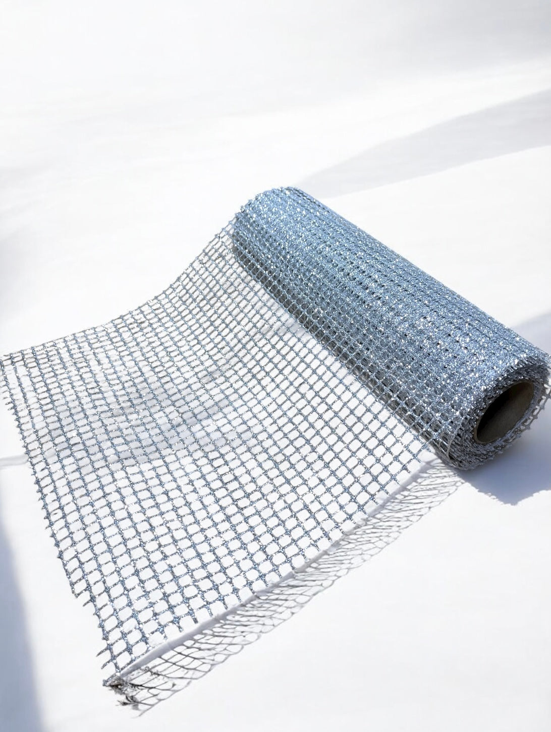 Malla plateada perforaciones cuadradas 25cm x 4.6m (YW0737-002S)