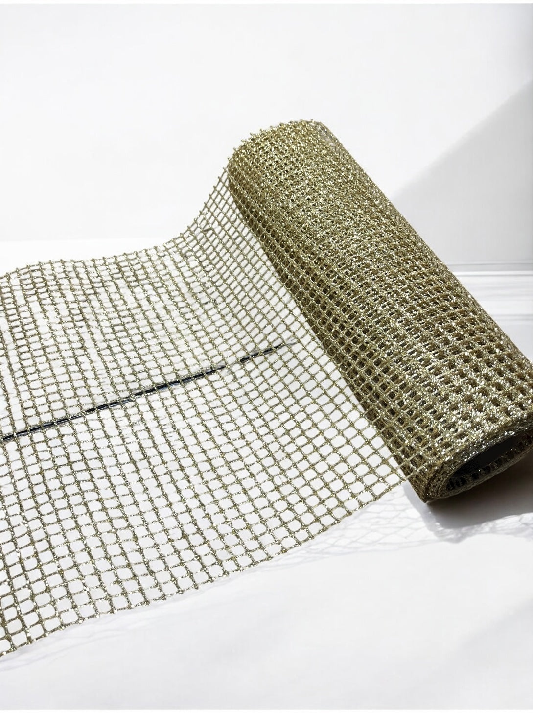 Malla dorada perforaciones cuadradas 25cm x 4.6m (YW0737-002G)