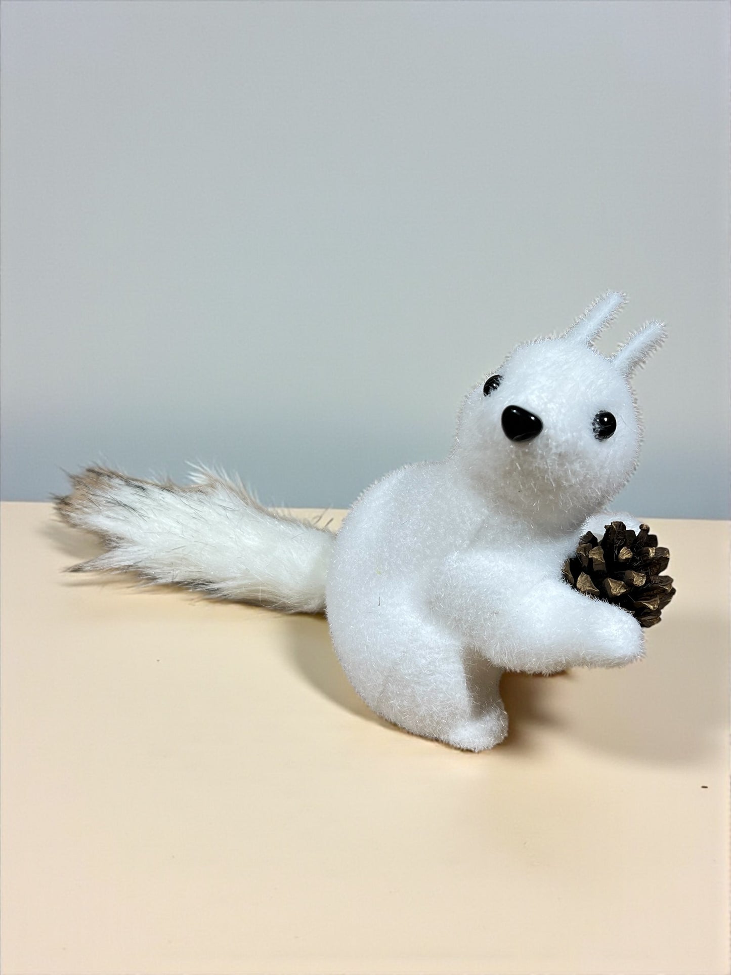 Ardilla con piña 25cm x 15cm x 10cm (BG01071)