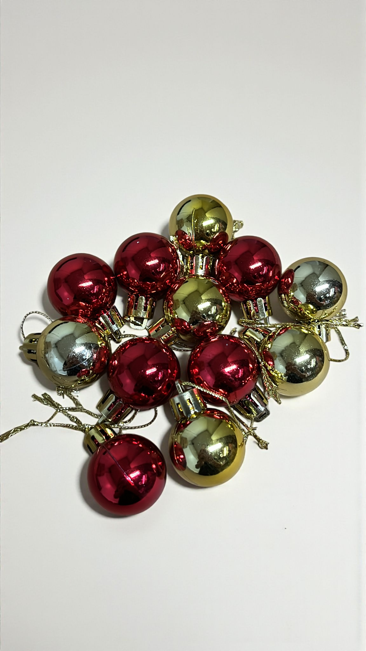 Paquete de 12 mini bolas navideñas rojas y doradas (E136)
