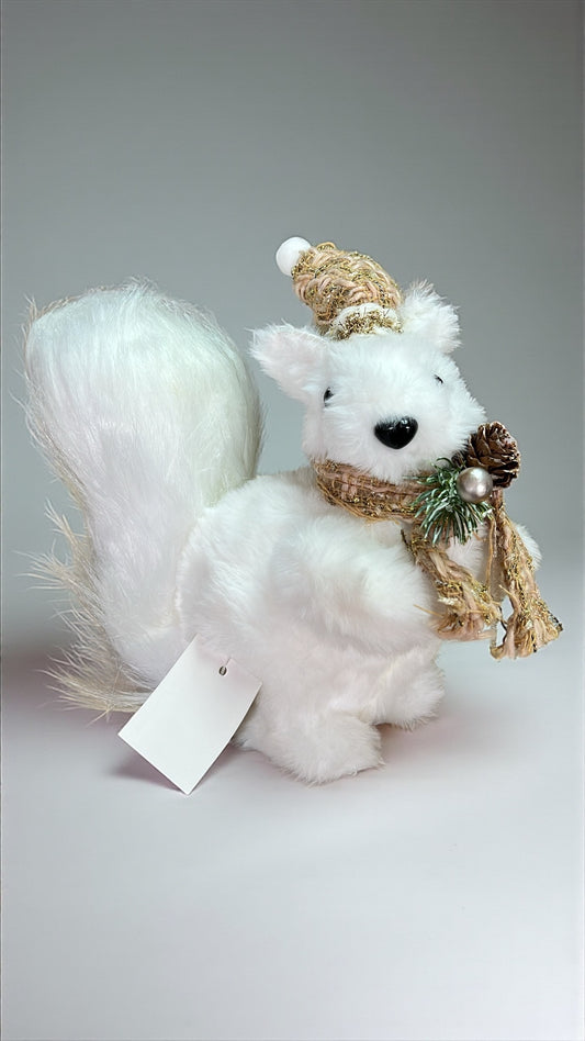 Ardilla blanca con piña y bufanda y gorro beige 17cm x 17cm x 8cm (CCY01160R)
