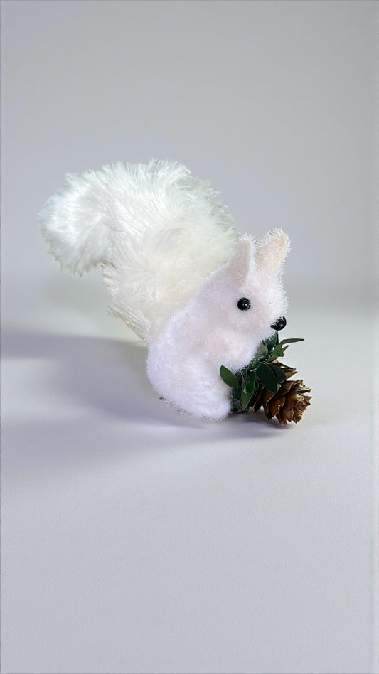 Ardilla blanca con piña 11cm x 9cm x 4.5cm (CCY0057W)