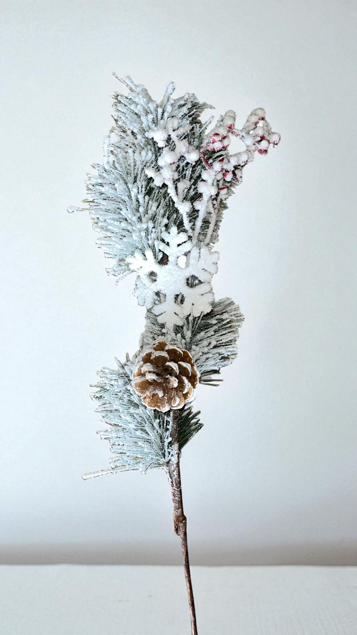 Follaje navideño con piña y berries nevado (CH2642)