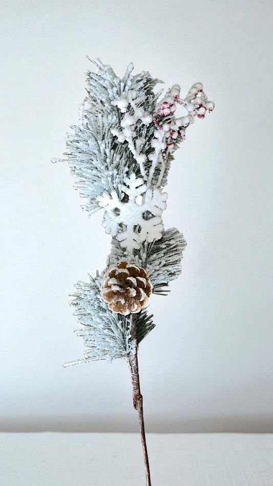 Follaje navideño con piña y berries nevado (CH2642)